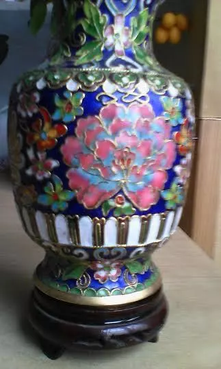 Vase En Bronze Sculpte Chinois,Motifs Fleurs Dessous De Vase Offert