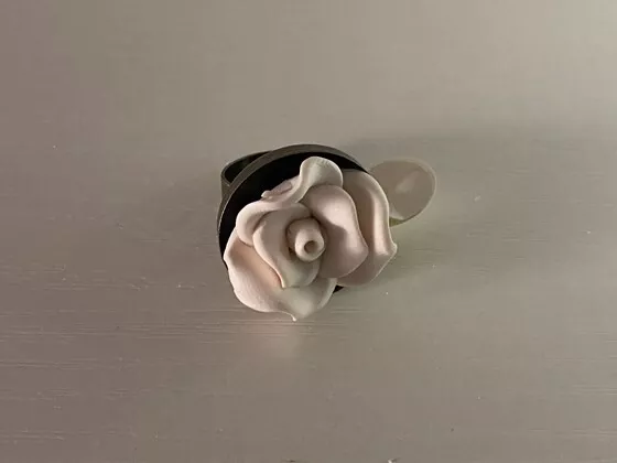 Anillo de metal con flores