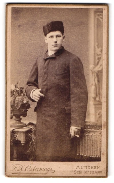 Fotografie F. X. Ostermayr, München, Schillerstr. 4, Junger Herr im Mantel mit