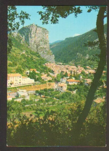 Castellane (04) Villas & Eglise