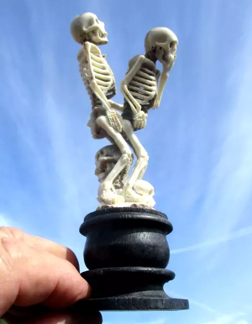 Skelett , 2 Skelette , Gevatter Tod aus Hirschhorn geschnitzt auf Holzsockel !
