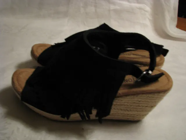 Women's MINNETONKA Black Leather Fringed Suede Sandal Size-7
