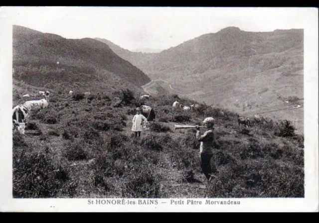 SAINT-HONORE-LES-BAINS (58) BOVINS en PATURAGE & ENFANT Musicien BINIOU en 1945