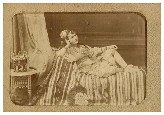 Fille portant une coiffe en dentelle Banque de photographies et d