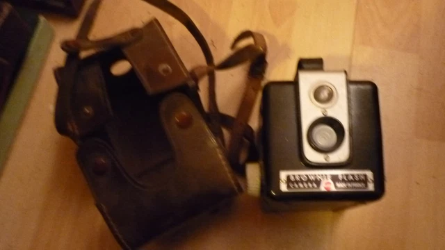 ancien appareil photo argentique bakelite  kodak brownie flash + etui cuir