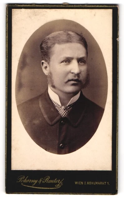 Fotografie Pokorny & Reuter, Wien, junger Mann im Anzug mit Koteletten und gepu