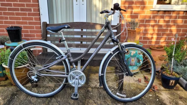 LADIES HYBRID BIKE. Giant Cypress Dutch style step through bicycle
