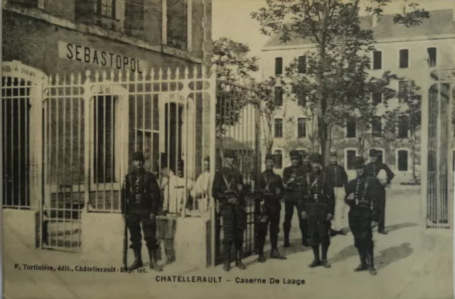 CPA CHATELLERAULT Caserne militaire de Laage animée dept-86