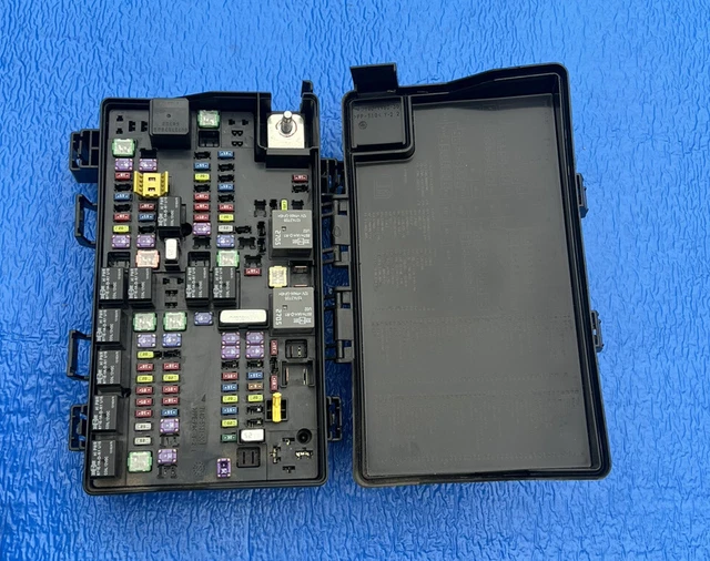 14 DODGE DURANGO Totally Integrated Power Module TIPM Fuse Box