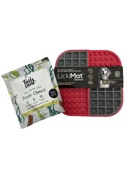 LickiMat Slomo Perro Rojo + Paquete Gratuito Tails.com Masticables Dentales