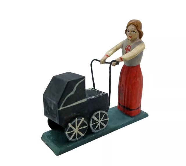 Grulicher Krippenfigur, Mädchen mit Puppenwagen > 10 cm <  (# 16050)