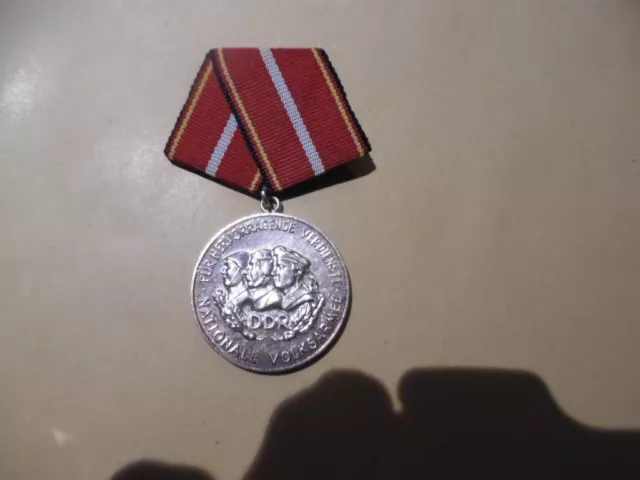 belle medaille militaire allemagne de l'est couleur argent