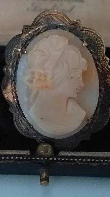 Grande Broche En Porcelaine De Limoges Signée Marcel Chabrol - Portrait De Femme Avec Camée - Occasion Très Bon état