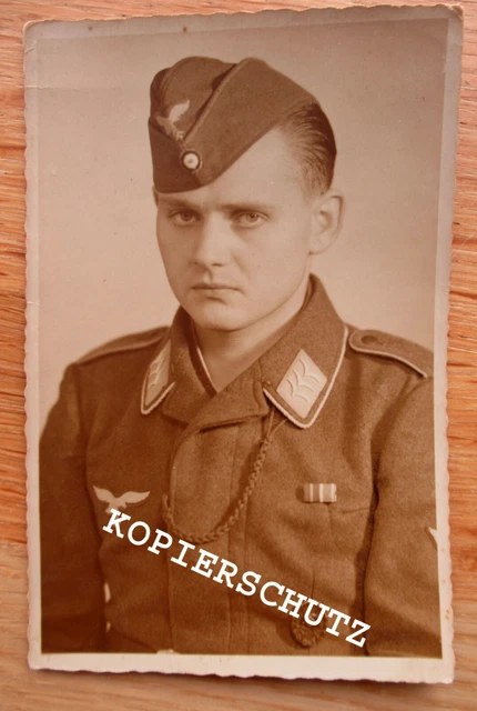 Altes Portrait Foto Luftwaffe / Soldat mit Verwundetenabzeichen + Feldspange