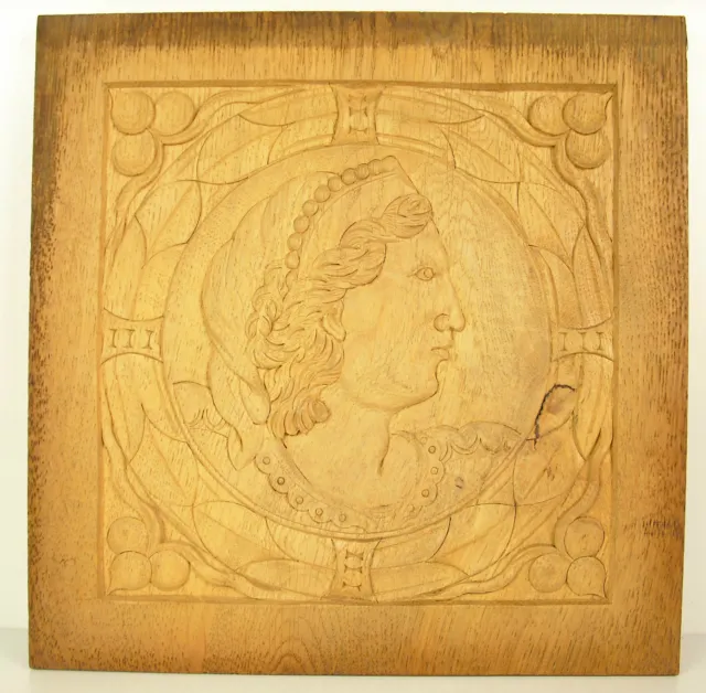 Profil de femme coiffée Bas-relief en bois sculpté carved wooden panel 30 cm