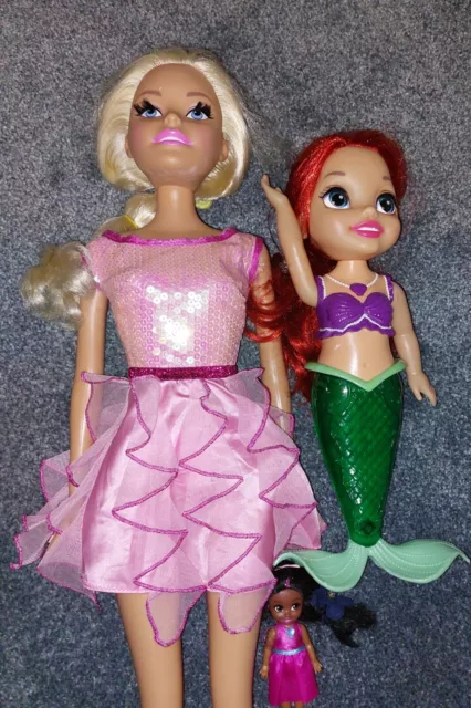 Set of 3 dolls, a large barbie, a mermaid and a small doll