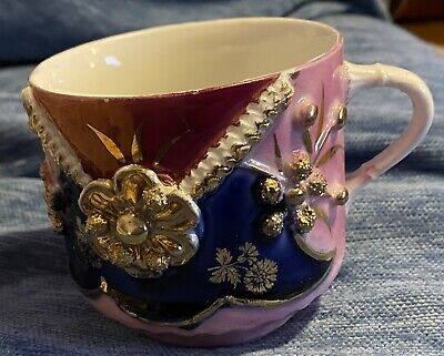 Hermosa taza y platillo de bigote decorado en rosa y dorado hecho en Alemania