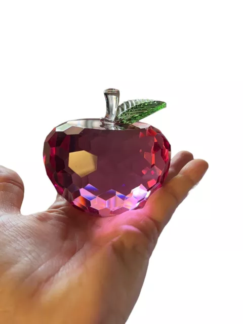 Figura de cristal manzana pisapapeles rosa con hoja verde en caja de regalo 2