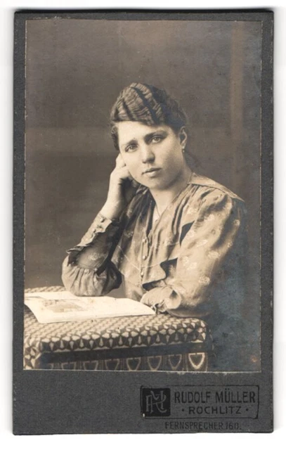 Fotografie Rudolf Müller, Rochlitz, Junge Dame im gemusterten Kleid mit Hochste