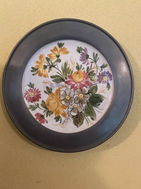 PIATTO IN PELTRO E CERAMICA CON FIORI 24 CM. da appendere a parete - vintage