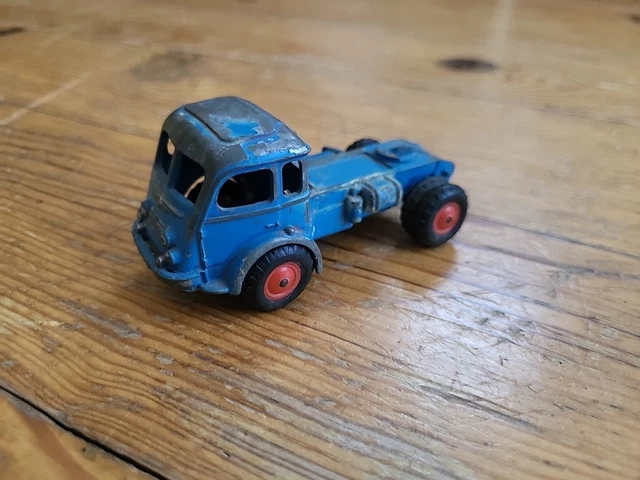 Vieux Tracteur Mécanique CIJ Renault Avec Remorque – Années 1950