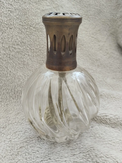 ANCIENNE LAMPE A petrole  Lampe Berger corps en verre souffle .taille