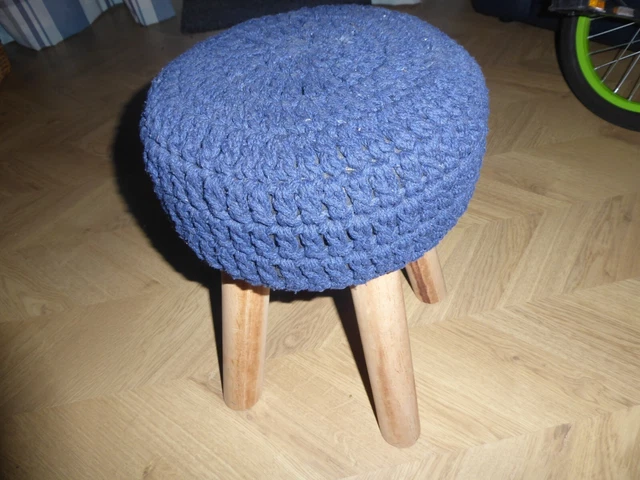 Sgabello piedi lavorato a maglia blu
