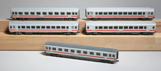 5 Stk. Roco Personenwagen der DB / 2x mit Innenbeleuchtung / AC-/DC-RS