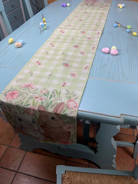 Raebel OHG Runner Da Tavolo Pasquale, 40x85 Cm, Motivo Coniglietti E Ricami Floreali, Bianco Con Bordi A Quadri Grigi, 100% Poliestere - 4
