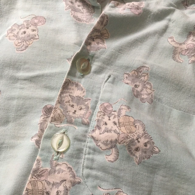 Pigiami vintage per bambini circa 1930-50 gattini blu pallido e motivo lana Pigiami vintage per bambini circa 1930-50 gattini blu pallido e motivo lana