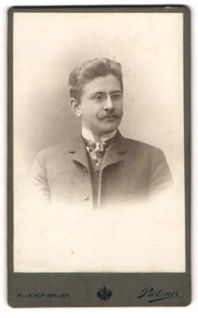 Fotografie C. Pietzner, Wien, Mann in Anzug mit gekämmter Frisur, Brille und Zw