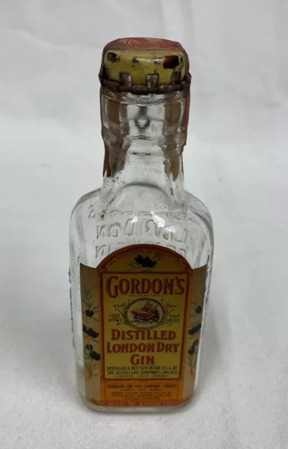 Gordon's London Dry Gin Round Victory Bottle 94.4 Proof 1945