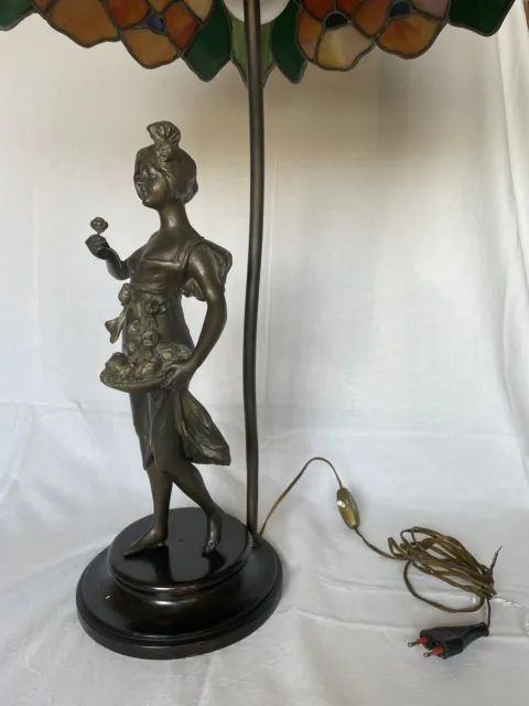 Lampada da tavolo stile Tiffany, paralume in vetro piombato e piantana in bronzo 3