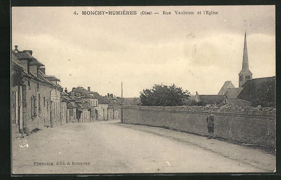 CPA Monchy-Humières, Rue Vaubrun et l´Eglise