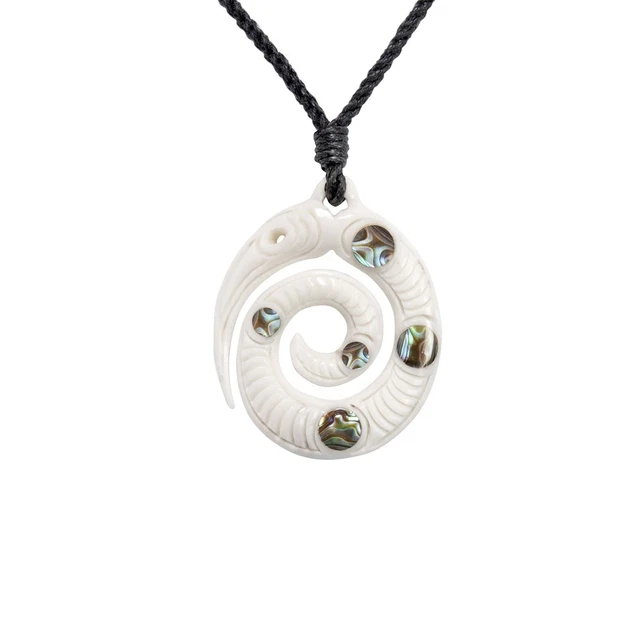 Pendentif En Os Sculpté Maori Hei Matau - Marque 81stgeneration - Neuf Avec étiquettes