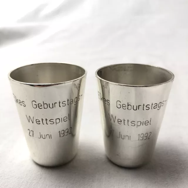 2 Schnapsbecher versilbert graviert: "Elkes Geburtstagswettspiel 27. Juni 1992"