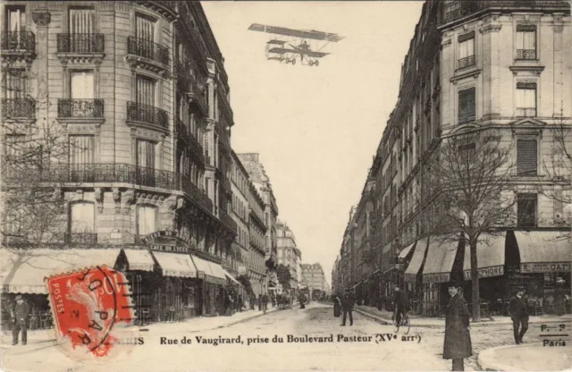 CPA PARIS 15e - Rue de Vaugirard, prise du Boulevard Pasteur (156638)