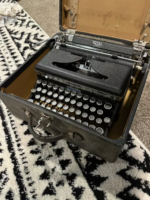 Vintage Royal Quiet De Luxe Portable Typewriter With Case Made In USA Untested