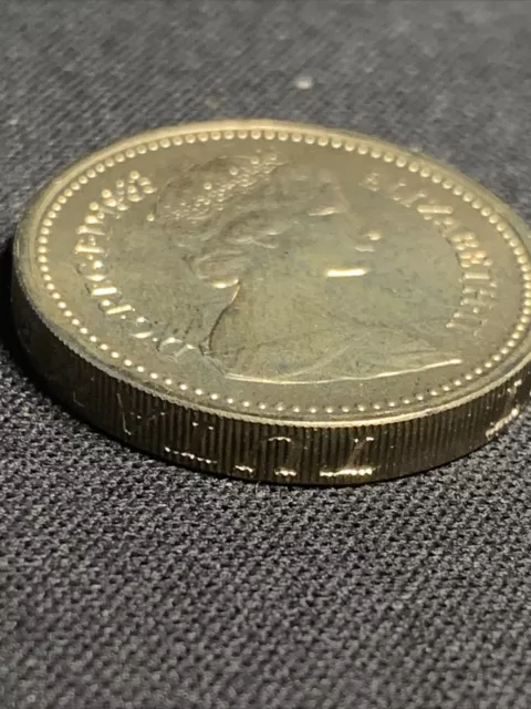 Rare 1983 Great Britain One Pound Queen Elizabeth II Coin W/UpsideDown Engraving