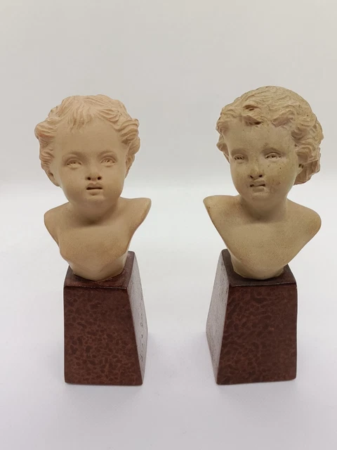 Paire de bustes d'enfants signés Joseph Le Guluche