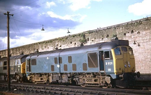 32-429SR Class 24 BR Green D5011 Diesel Locomotive (DCC Ready)