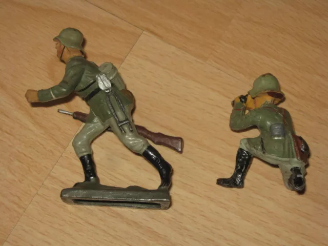 Lineol, 2 Soldaten der Wehrmacht, mit Fernglas und laufend mit Gewehr 3