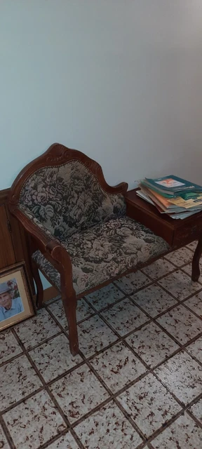 chaise long vintage in legno con cassetto laterale intagliato.