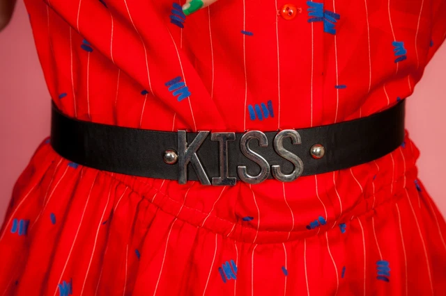 Cintura lettera KISS nera finta pelle argento metallo