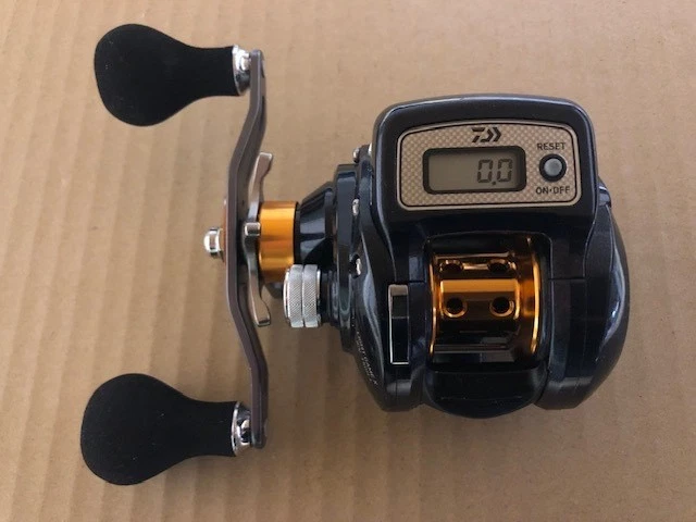 DAIWA 15 LIGHT Game X ICV 300 Spinning Reel Used Excellent