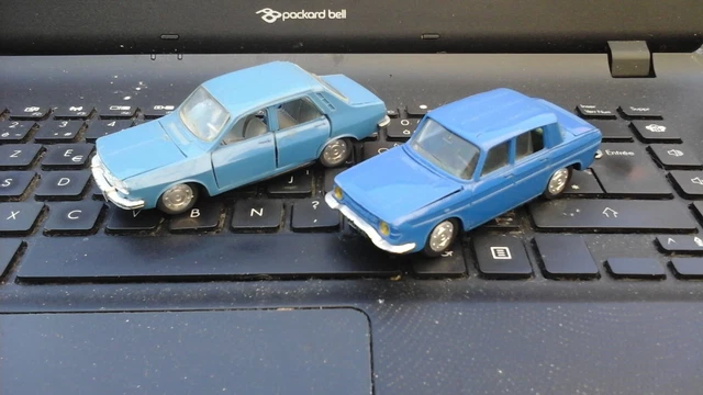 lot de 2 voitures RENAULT  anciennes plastique  1/43  norev