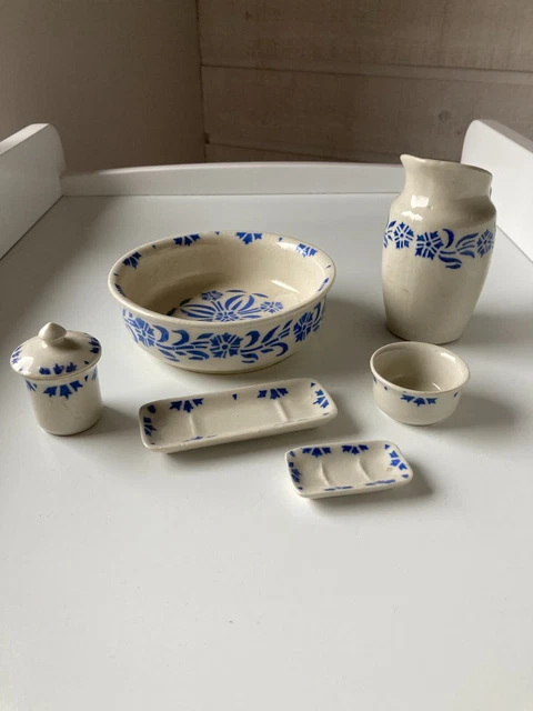 l: Table de toilette pour poupée l: Table de toilette pour poupée
