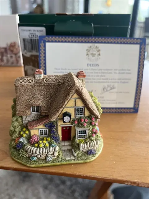 Hickory Dickory Cottage. Lilliput, Box. Deed. Mint. 2001.