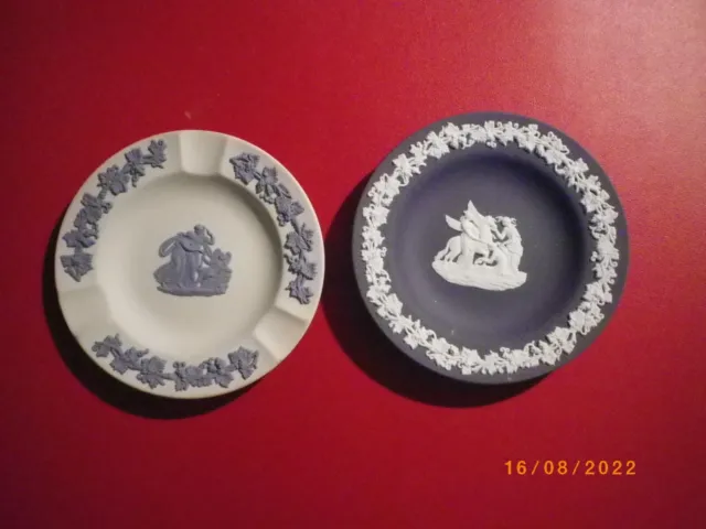 Zwei kleine Teller mit Motiv Musen und Pegasus 11 cm blau auf weiß /dunkelblau