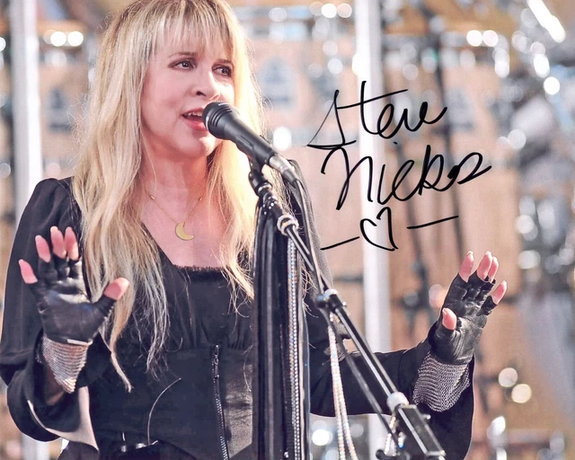 A fantastic 10x8 Autographed Photo of Stevie Nicks & CoA